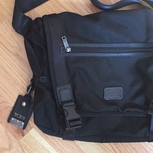 Tumi Messenger bag 💼